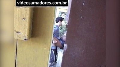 Voyeur filmt junges Paar beim Ficken, bis er das Videomaterial entdeckt