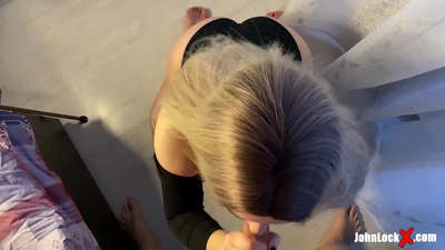 Rotschopf lutscht Schwanz und fickt, bekommt Sperma auf ihren Arsch